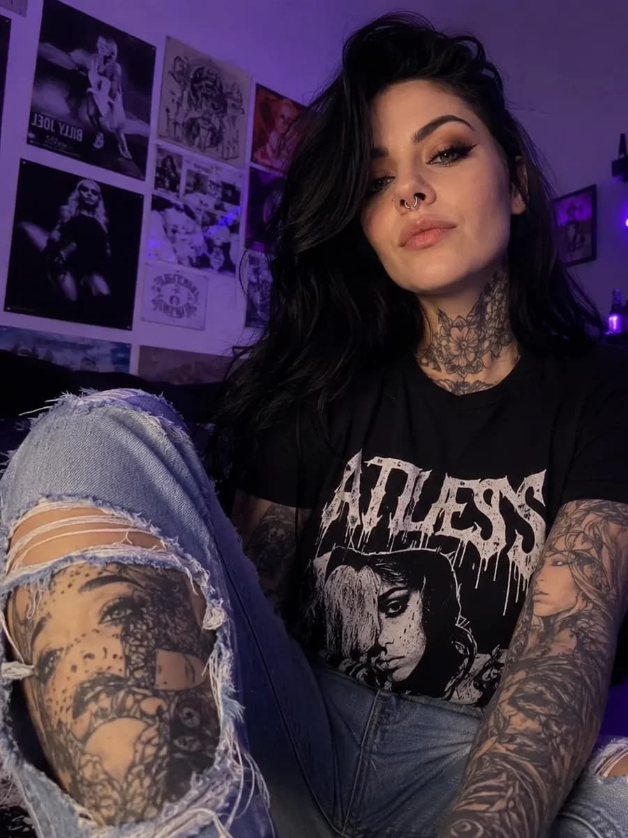 Εναλλακτική δημιουργός OnlyFans με τατουάζ υπό τη διαχείριση της Bunny Agency
